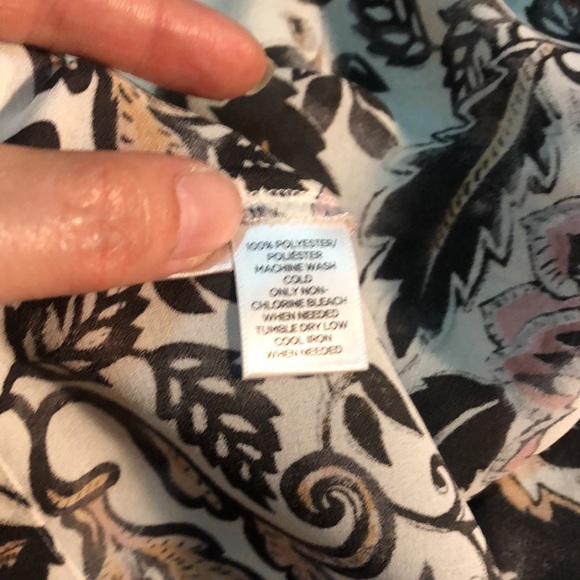 💐🌹🌷Muted/distressed floral LOFT blouse size XS - Picture 12 of 15